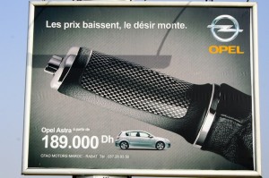 pub osée d'opel avec un frein à main suggérant un phallus