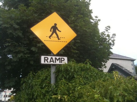 panneau jaune de signalisation