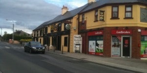 Une route d'Athlone en Irlande avec un bar