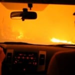vue d'une forêt russe en flammes à travers un pare-brise de voiture