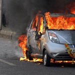une tata nano en feu