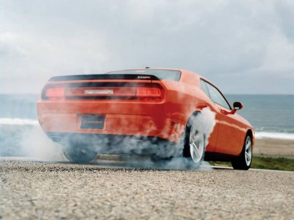 une dodge challenger en depart arrete