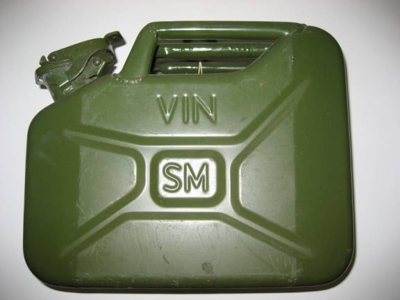 un jerrycan d'essence