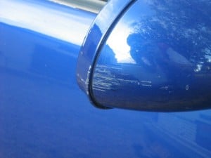 une rayure sur la coque d'un rétroviseur