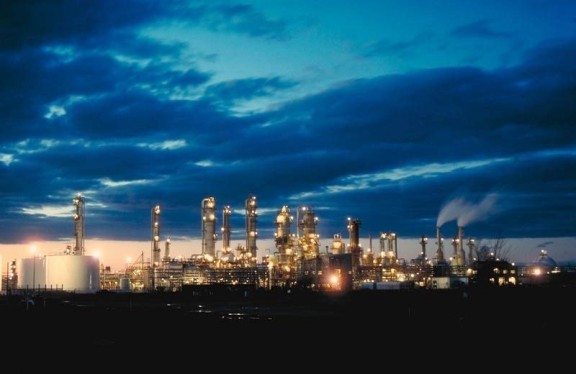 une raffinerie de petrole de nuit