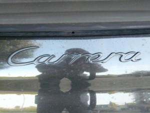 une porsche carrera ayant besoin d'être lavée