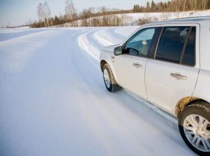 un chemin totalement recouvert de neige avec un 4x4