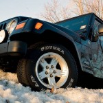 un tout-terrain jeep rustique à l'arrêt dans la neige