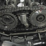 le moteur d'une bmw 325i avec une chaîne de distribution