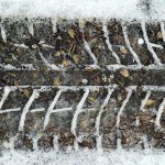 une empreinte d'un pneu sur la neige - photographie