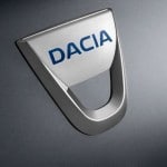 le logo dacia sur le coffre de la sandero