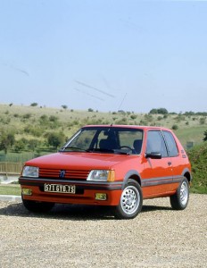 une peugeot 205 gti rouge en vue 3/4 avant