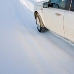 voiture sur route enneigée, pneus neige