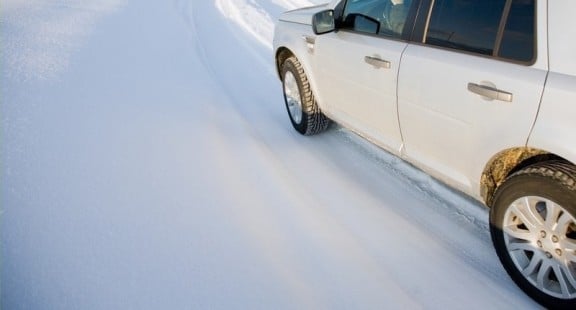 voiture sur route enneigée, pneus neige