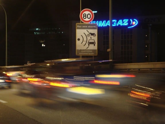 un radar automatique de nuit à paris. limitation à 80 km/h