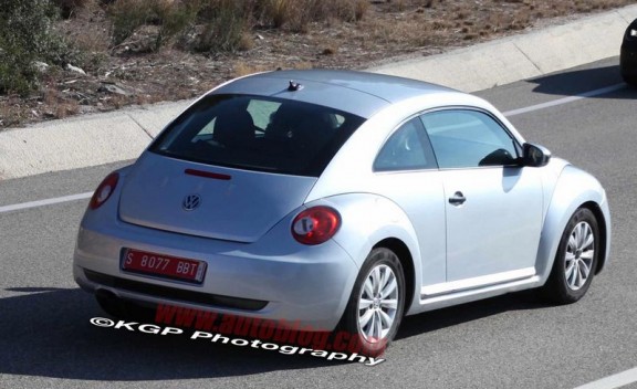 la vw new beetle en vue 3/4 arriere