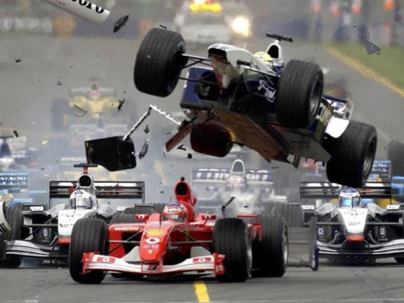 photo très impressionante d'un crash lors d'un GP de F1