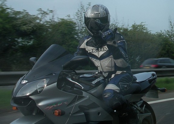 un motard sur une sportive