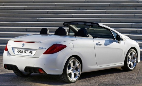 la peugeot 308 cabriolet en vue 3/4 arriere