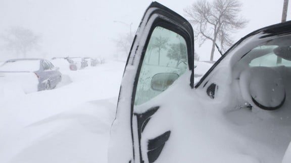 une porte de voiture bloquee par la neige