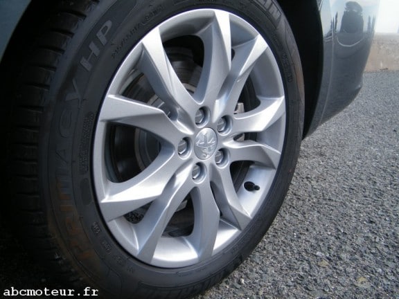 une roue de peugeot 508