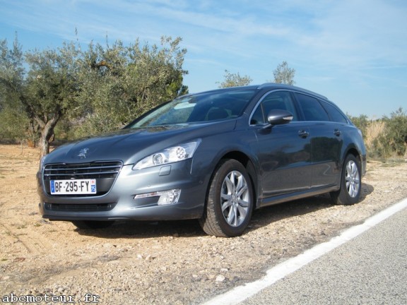 la peugeot 508 break sur le bord de la route