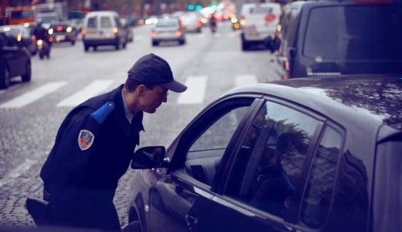 un police effectuant un controle
