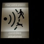 un panneau indiquant le contrôle par radar des piétons et des animaux