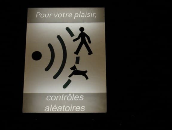 un panneau indiquant le contrôle par radar des piétons et des animaux