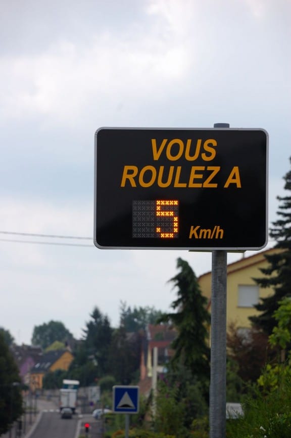un panneau indiquant en temps réel la vitesse des automobilistes en Alsace