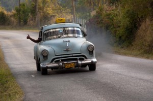 un vieux taxi roulant à cuba