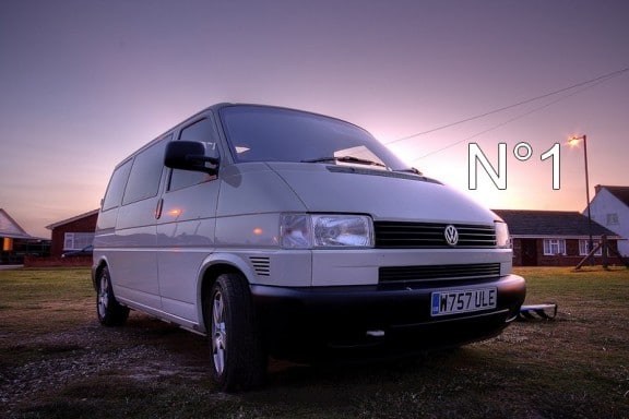 un volkswagen transporter vu de l'avant