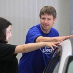 une aveugle avec un moniteur ford