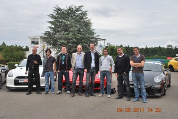 les invites posent pour la fin de ce journee