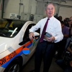 le maire de new-york, michael bloomberg à côté d'une chevrolet volt