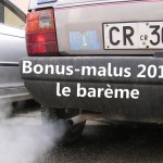 la fumée du pot d'échappement d'une vieille fiat