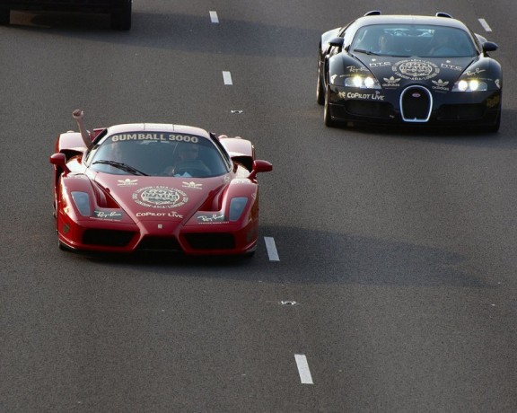 une ferrari enzo contre une bugatti veyron au gumball sur route