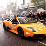 badauds et arrivée gumball 3000 en lamborghini