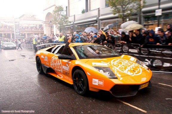 badauds et arrivée gumball 3000 en lamborghini