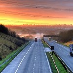levé du soleil sur le bitume d'une autoroute