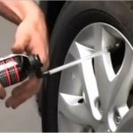 utilisation d'une bombe anticrevaison sur le pneu d'une auto