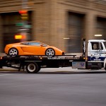 une dépanneuse avec une Lamborghini
