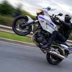 un policier motard faisant une roue arrière