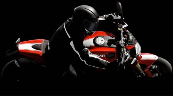 un motard sur une ducati
