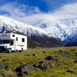 un camping car et des montagnes en arriere-plan