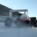 une formule 1 en drift sur la neige du nurburgring
