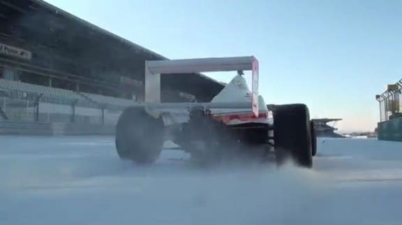 une formule 1 en drift sur la neige du nurburgring