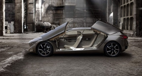 la peugeot 608 de profil