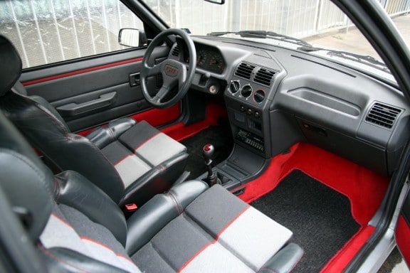 l'habitacle de la peugeot 205 gti