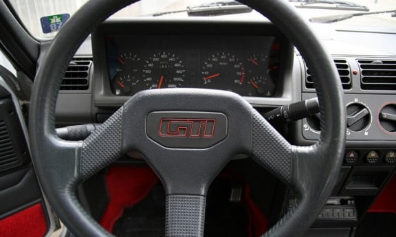 le volant de la peugeot 205 gti